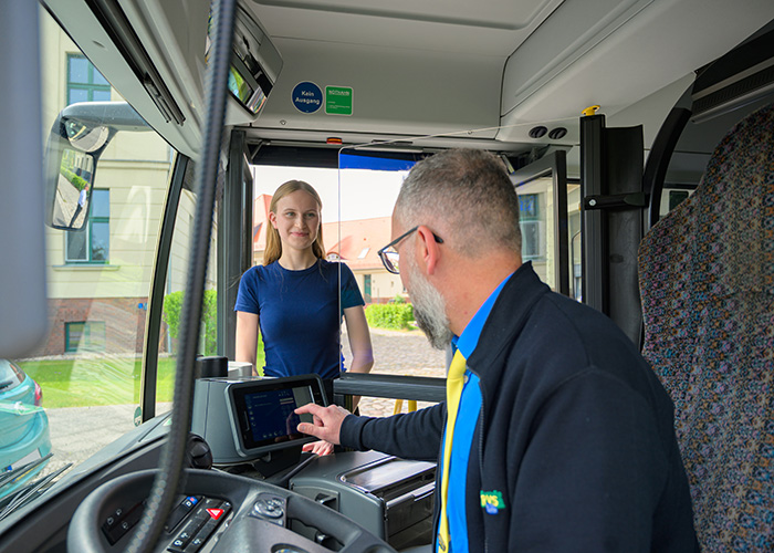 Regionale_Verkehrsgesellschaft_Dahme-Spreewald_Ticketverkauf_im_Bus.jpg