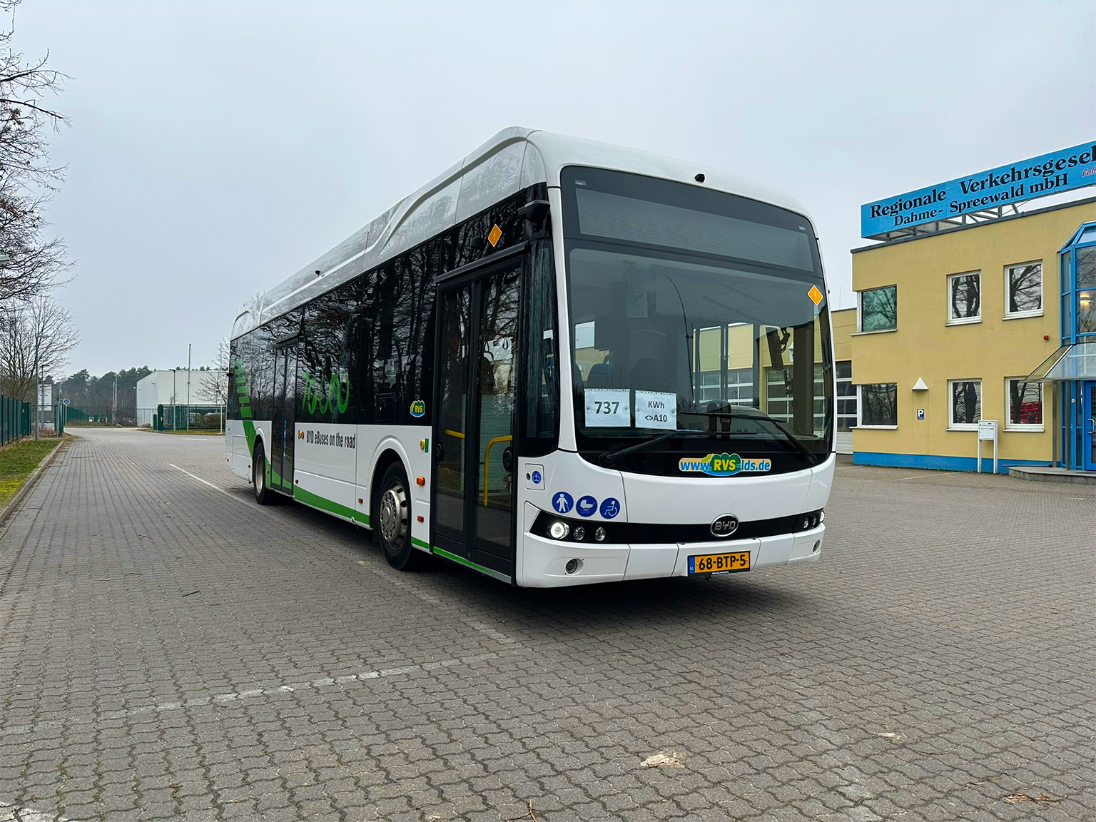 BYD E Bus bei der RVS Dahme-Spreewald mbH auf dem Betriebshof in Mittenwalde